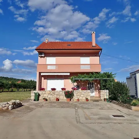 In 37105 アパート ポセダリェ